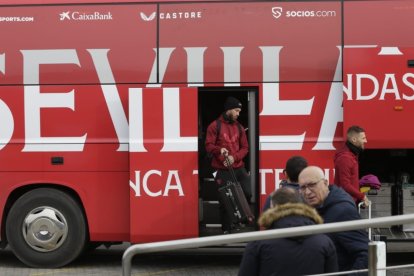 Sergio Ramos baja del autobús del Sevilla. FERNANDO OTERO