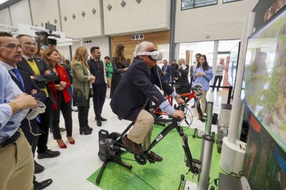 El consejero de Cultura, Turismo y Deporte, Gonzalo Santonja, prueba en Intur la realidad virtual para la ruta Zona Alfa León. EFE