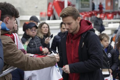Ivan Rakitić firma autógrafos a su llegada a León. FERNANDO OTERO