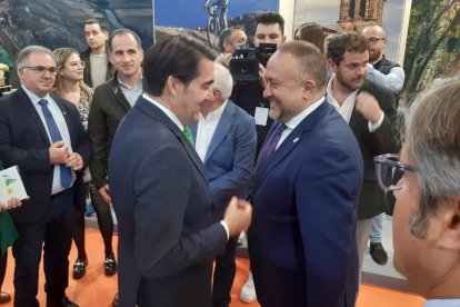 El consejero de Medio Ambiente, Vivienda y Ordenación del Territorio, Juan Carlos Suárez-Quiñones, conversa con el presidente de la Diputación, Gerardo Álvarez Courel. DL