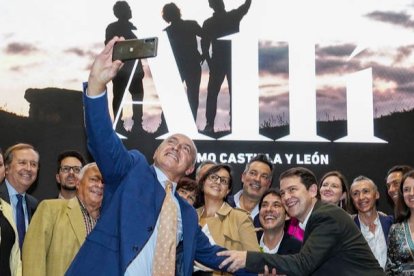 El presidente de la Junta de Castilla y León, Alfonso Fernández Mañueco (4d), posa con el grupo Café Quijano, que forma parte de la Campaña Turística Otoño-Invierno de Castilla y León, junto a los miembros de las Rutas del Vino que se ha presentado en Intur, este jueves en Valladolid. NACHO GALLEGO