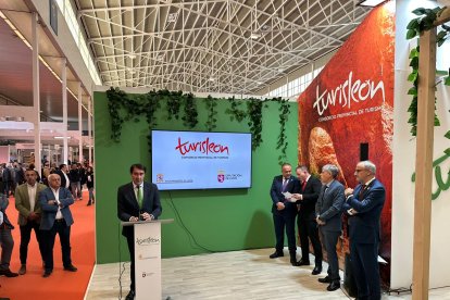 El consejero de Medio Ambiente, Vivienda y Ordenación del Territorio, Juan Carlos Suárez-Quiñones, el presidente de la Diputación, Gerardo Álvarez Courel, y el resto de autoridades, en Intur este viernes. DL
