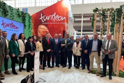 El consejero de Medio Ambiente, Vivienda y Ordenación del Territorio, Juan Carlos Suárez-Quiñones, el presidente de la Diputación, Gerardo Álvarez Courel, y el resto de autoridades, en Intur este viernes. DL
