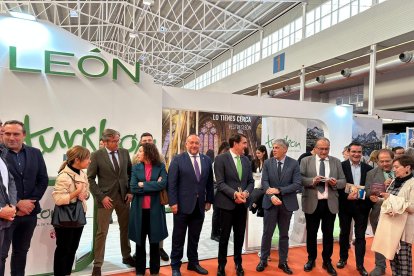 El consejero de Medio Ambiente, Vivienda y Ordenación del Territorio, Juan Carlos Suárez-Quiñones, el presidente de la Diputación, Gerardo Álvarez Courel, y el resto de autoridades, en Intur este viernes. DL