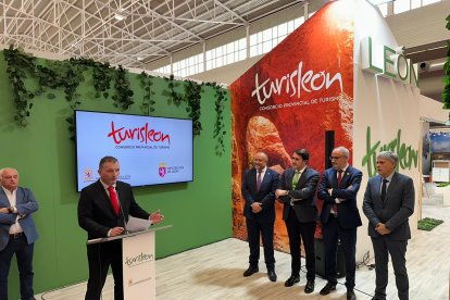 El consejero de Medio Ambiente, Vivienda y Ordenación del Territorio, Juan Carlos Suárez-Quiñones, el presidente de la Diputación, Gerardo Álvarez Courel, y el resto de autoridades, en Intur este viernes. DL