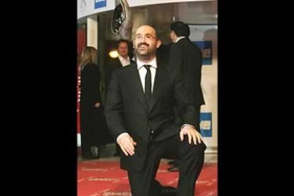 Para llamar la atención de los fotógrafos, Javier Cámara no dudó en ponerse de rodillas.