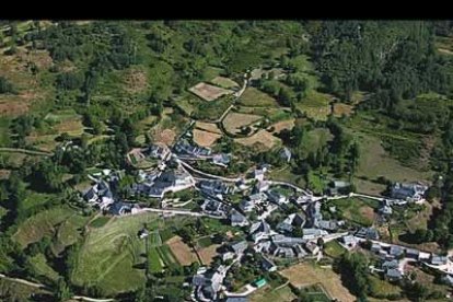 Hórreos, lavaderos, corrales, casonas y la bella iglesia románica de San Juliano hacen del pueblo de Robles un atractivo en sí mismo.