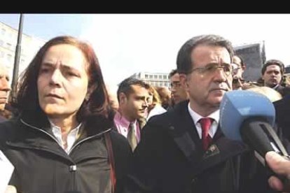 Romano Prodi ha ordenado que la bandera de la UE ondee a media asta y ha oferecido a las autoridades españolas ayuda civil de emergencia.