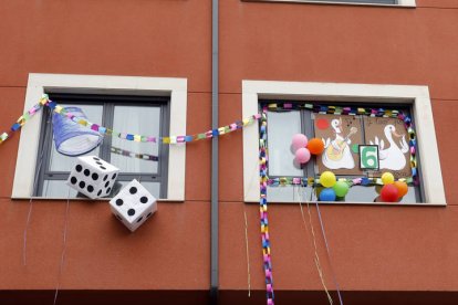 La Bañeza se asoma al Carnaval... en los balcones. MARCIANO PÉREZ