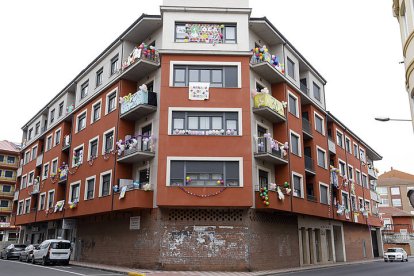La Bañeza se asoma al Carnaval... en los balcones. MARCIANO PÉREZ