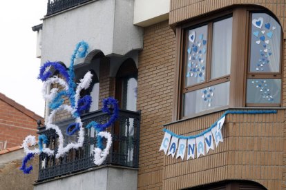 La Bañeza se asoma al Carnaval... en los balcones. MARCIANO PÉREZ