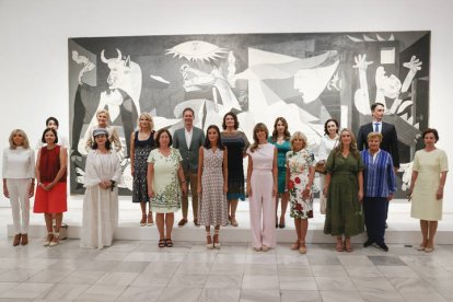 La reina Letizia, la mujer del presidente del Gobierno, Begoña Gómez, la mujer del secretario general de la OTAN, Ingrid Schulerud y la primera dama estadounidense, Jill Biden junto con el resto de los acompañantes de los mandatarios que asisten a la cumbre de la OTAN posan junto al Guernica de Picasso en su visita del Museo Nacional de Arte Reina Sofía. EFE