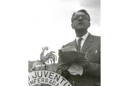Antonio Pereira, barbilampiño, en una imagen sin fechar en Radio Juventud. FOTO FUNDACIÓN PEREIRA
