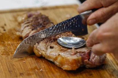 El Salón Gourmets celebra hasta el jueves una edición de récord en Ifema (Madrid), donde contará con una superficie equivalente a diez campos de fútbol en la que 20.000 expositores presentarán más 55.000 productos. J. J. GUILLÉN