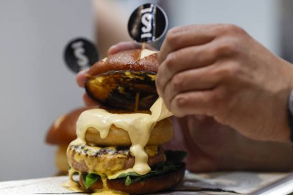 El Salón Gourmets celebra hasta el jueves una edición de récord en Ifema (Madrid), donde contará con una superficie equivalente a diez campos de fútbol en la que 20.000 expositores presentarán más 55.000 productos. J. J. GUILLÉN