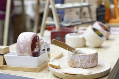 El Salón Gourmets celebra hasta el jueves una edición de récord en Ifema (Madrid), donde contará con una superficie equivalente a diez campos de fútbol en la que 20.000 expositores presentarán más 55.000 productos. J. J. GUILLÉN