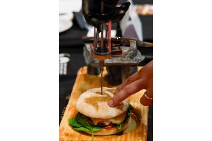 El Salón Gourmets celebra hasta el jueves una edición de récord en Ifema (Madrid), donde contará con una superficie equivalente a diez campos de fútbol en la que 20.000 expositores presentarán más 55.000 productos. J. J. GUILLÉN