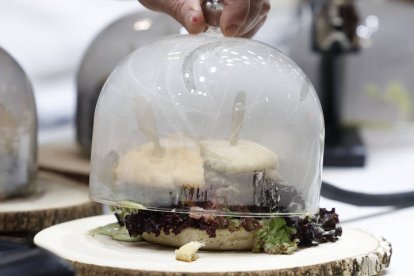 El Salón Gourmets celebra hasta el jueves una edición de récord en Ifema (Madrid), donde contará con una superficie equivalente a diez campos de fútbol en la que 20.000 expositores presentarán más 55.000 productos. J. J. GUILLÉN