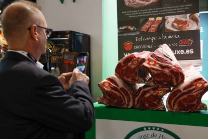 El Salón Gourmets celebra hasta el jueves una edición de récord en Ifema (Madrid), donde contará con una superficie equivalente a diez campos de fútbol en la que 20.000 expositores presentarán más 55.000 productos. J. J. GUILLÉN