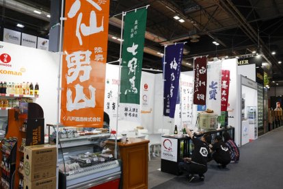 El Salón Gourmets celebra hasta el jueves una edición de récord en Ifema (Madrid), donde contará con una superficie equivalente a diez campos de fútbol en la que 20.000 expositores presentarán más 55.000 productos. J. J. GUILLÉN