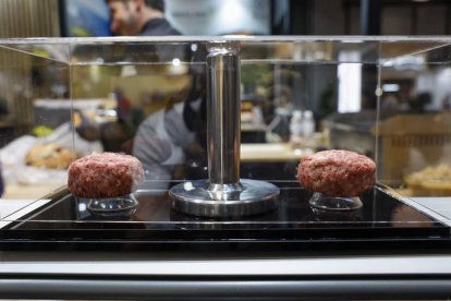 El Salón Gourmets celebra hasta el jueves una edición de récord en Ifema (Madrid), donde contará con una superficie equivalente a diez campos de fútbol en la que 20.000 expositores presentarán más 55.000 productos. J. J. GUILLÉN