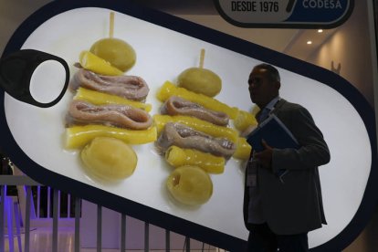 El Salón Gourmets celebra hasta el jueves una edición de récord en Ifema (Madrid), donde contará con una superficie equivalente a diez campos de fútbol en la que 20.000 expositores presentarán más 55.000 productos. BENITO ORDÓÑEZ