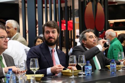 El Salón Gourmets celebra hasta el jueves una edición de récord en Ifema (Madrid), donde contará con una superficie equivalente a diez campos de fútbol en la que 20.000 expositores presentarán más 55.000 productos. BENITO ORDÓÑEZ