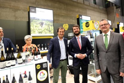 El Salón Gourmets celebra hasta el jueves una edición de récord en Ifema (Madrid), donde contará con una superficie equivalente a diez campos de fútbol en la que 20.000 expositores presentarán más 55.000 productos. BENITO ORDÓÑEZ