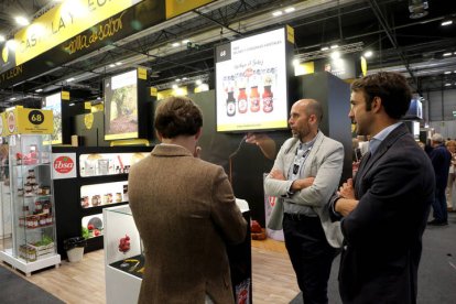 El Salón Gourmets celebra hasta el jueves una edición de récord en Ifema (Madrid), donde contará con una superficie equivalente a diez campos de fútbol en la que 20.000 expositores presentarán más 55.000 productos. BENITO ORDÓÑEZ