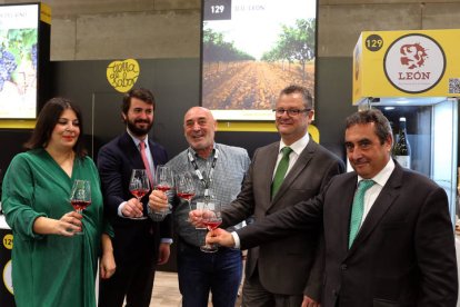 El Salón Gourmets celebra hasta el jueves una edición de récord en Ifema (Madrid), donde contará con una superficie equivalente a diez campos de fútbol en la que 20.000 expositores presentarán más 55.000 productos. BENITO ORDÓÑEZ