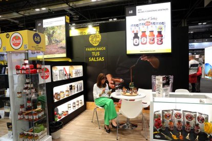 El Salón Gourmets celebra hasta el jueves una edición de récord en Ifema (Madrid), donde contará con una superficie equivalente a diez campos de fútbol en la que 20.000 expositores presentarán más 55.000 productos. BENITO ORDÓÑEZ