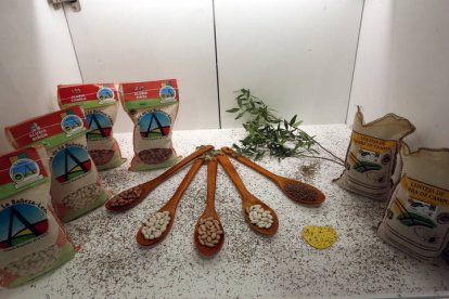 El Salón Gourmets celebra hasta el jueves una edición de récord en Ifema (Madrid), donde contará con una superficie equivalente a diez campos de fútbol en la que 20.000 expositores presentarán más 55.000 productos. BENITO ORDÓÑEZ