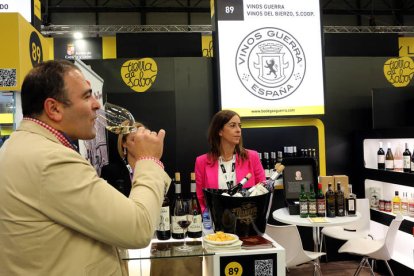 El Salón Gourmets celebra hasta el jueves una edición de récord en Ifema (Madrid), donde contará con una superficie equivalente a diez campos de fútbol en la que 20.000 expositores presentarán más 55.000 productos. BENITO ORDÓÑEZ