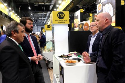 El Salón Gourmets celebra hasta el jueves una edición de récord en Ifema (Madrid), donde contará con una superficie equivalente a diez campos de fútbol en la que 20.000 expositores presentarán más 55.000 productos. BENITO ORDÓÑEZ