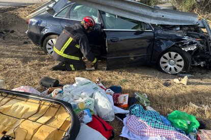 Bomberos trabajando en la zona del accidente. BOMBEROS DE LEÓN