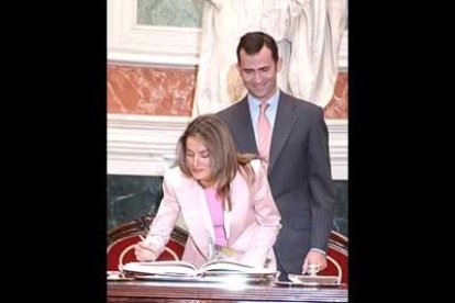 A sólo 19 días de su boda, el Príncipe y Letizia Ortiz asistieron a un almuerzo que les brindaba el Congreso de los Diputados.