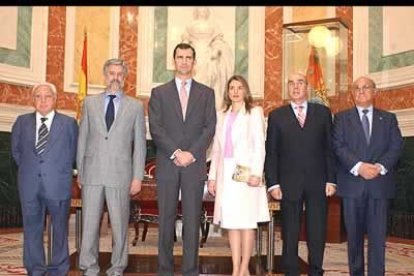Los novios posan con los presidentes del Congreso (Manuel Marín), Senado (Javier Rojo), Tribunal Constituticional (Manuel Jiménez de Parga) y Consejo General del Poder Judicial (Francisco José Hernando)