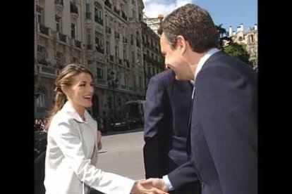 Letizia Ortíz, poco habitual en los actos parlamentarios, fue uno de los focos de atención de la jornada.
