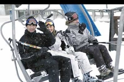El príncipe Felipe y su prometida compartieron la jornada con el director del centro invernal, Eduardo Roldán, quien ha sido elegido para introducir en el deporte blanco a doña Letizia.