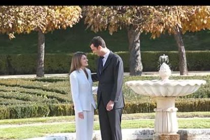 Los prometidos pasearon su amor por los jardines del Pardo durante la sesión fotográfica que se celebró con motivo del anuncio del compromiso.