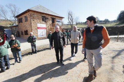 Autoridades y asistentes al acto de inauguración. L. DE LA MATA