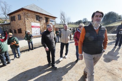 Autoridades y asistentes al acto de inauguración. L. DE LA MATA