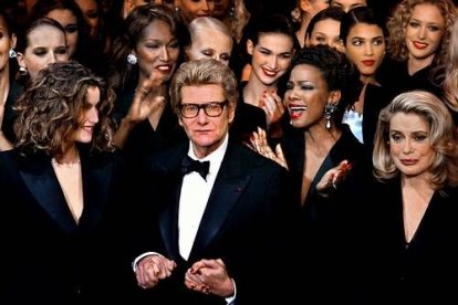 Su amigo y socio en los negocios Pierre Bergé ha dicho de él esta noche que «Coco Chanel trajo a las mujeres la libertad y él les dio el poder».