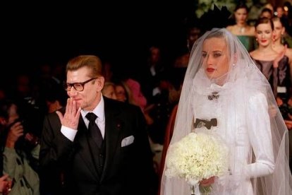 Una de sus últimas colecciones en 2000. Sus malas relaciones con los nuevos propietarios de la marca YSL le hicieron retirarse prematuramente de las pasarelas.