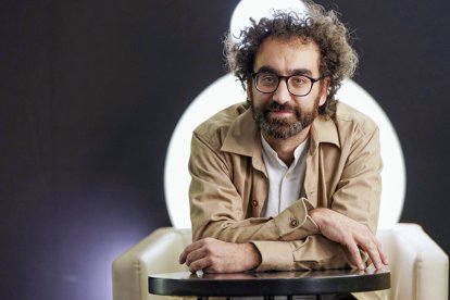 El director Luis E. Parés (posa para los fotógrafos durante una entrevista Con motivo del pase de su documental 'La primera mirada'. EFE / NACHO GALLEGO.
