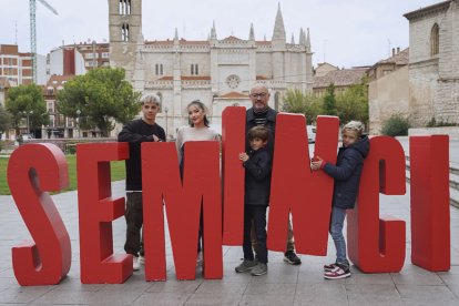 Martín Cuenca, junto a los actores del largometraje. EFE / NACHO GALLEGO.
