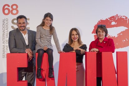 Los actores Blanca Portillo y Asier Echeandía  y la directora, Paula Ortiz, durante la presentación  de la película 'Teresa'. EFE / NACHO GALLEGO.