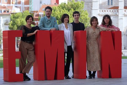 El director Víctor Iriarte junto a las actrices Ana Torrent), Lola Dueñas y el actor Manuel Egozkue, entre otros, participa en la Seminci con su película 'Sobre todo de noche'. EFE / NACHO GALLEGO.
