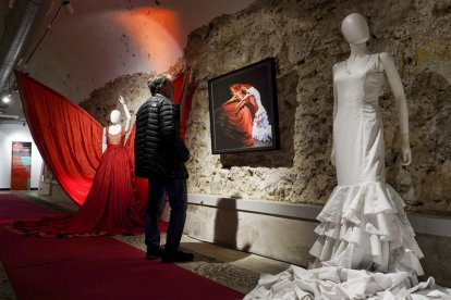 El festival de cine de Valladolid rinde un homenaje póstumo a Caros Saura, fallecido el pasado enero, con el estreno este miércoles, de una exposición de fotografías tomadas hace años por el director. EFE / NACHO GALLEGO.