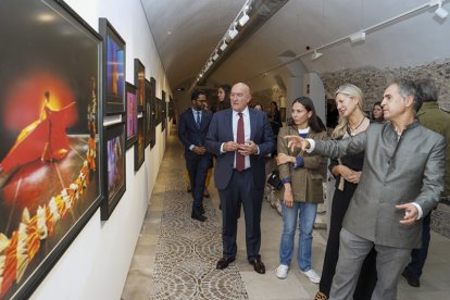El alcalde de Valladolid, Jesús Julio Carnero y la hija del cineasta Carlos Saura, Anna Saura  asisten al acto de inauguración del homenaje póstumo a Carlos Saura. EFE/ NACHO GALLEGO.